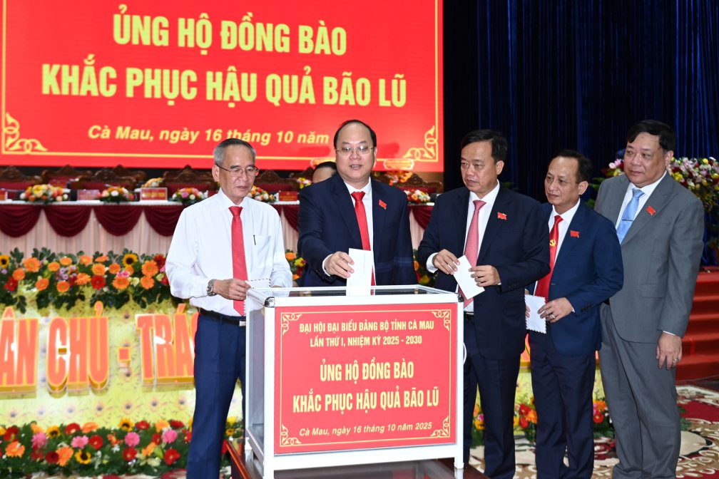 Delegados donan para apoyar a los compatriotas del norte afectados por las tormentas e inundaciones. Foto: Comite Organizador