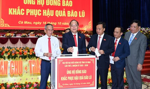 Đại biểu quyên góp ủng hộ đồng bào miền Bắc chịu thiệt hại do bão lũ. Ảnh: Ban tổ chức