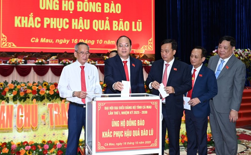 Delegates donated to support people in the North who suffered damage due to storms and floods. Photo: Organizing Committee