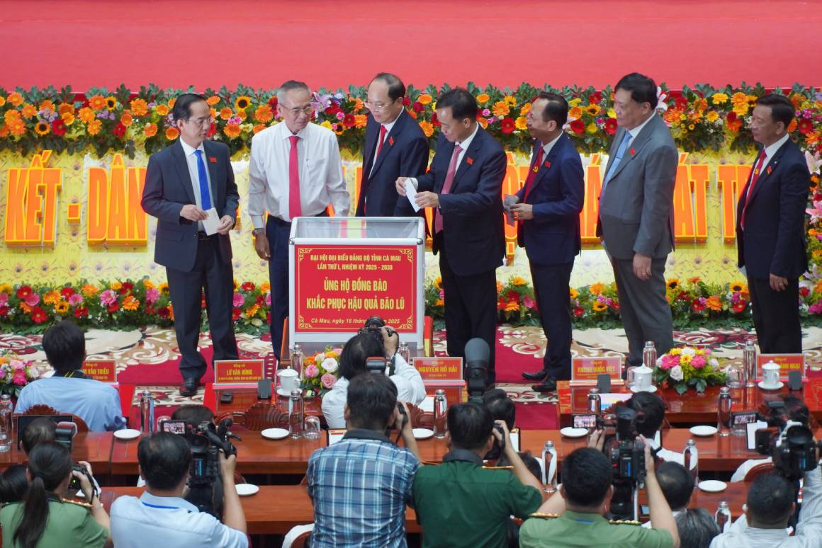 Dai bieu quyen gop ung ho dong bao mien Bac chiu thiet hai do bao lu. Anh: Ta Quang