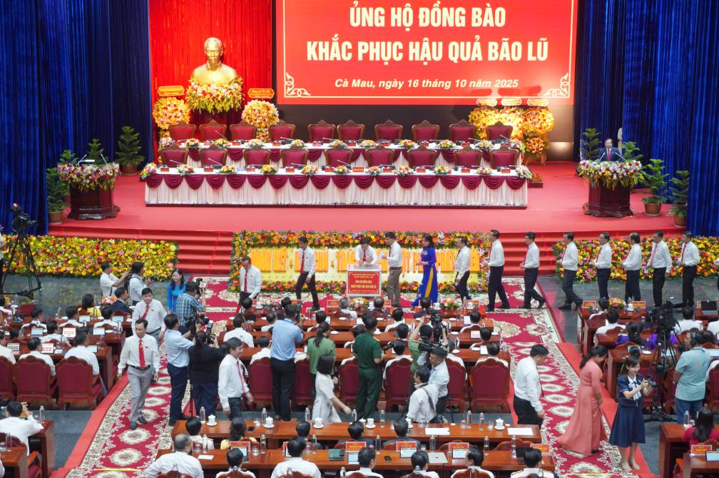 Quang canh dai bieu quyen gop ung ho dong bao mien Bac chiu thiet hai do thien tai. Anh: Ta Quang