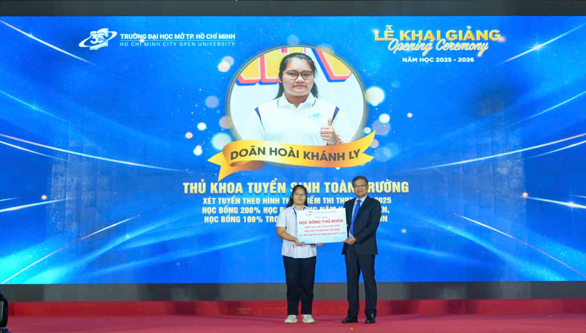 Sinh vien Doan Hoai Khanh Ly - thu khoa dau vao nhan hoc bong 200% hoc phi trong nam thu nhat va 100% hoc phi cac nam tiep theo. Anh: Minh Chau