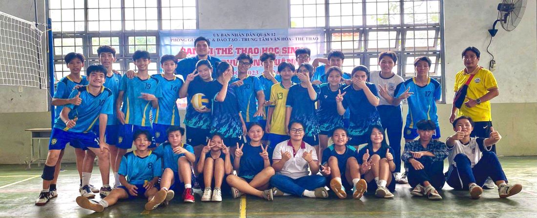 Doan Hoai Khanh Ly (ao trang) cung cac ban hoc trong thoi gian hoc o trung tam giao duc thuong xuyen. Anh: NVCC