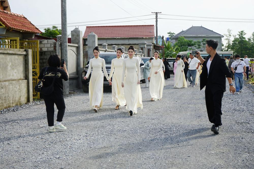 Cac my nhan buoc di rang ngoi tai que nha cua hoa hau Do Thi Ha. Anh: Quach Du