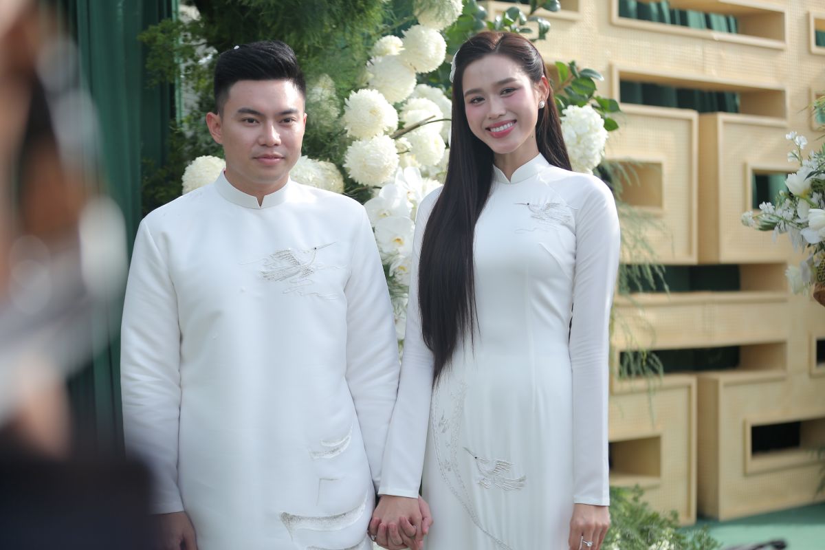 Hoa hau Do Thi Ha rang ngoi ben thieu gia Tap doan Son Hai Nguyen Viet Vuong. Anh: Quach Du