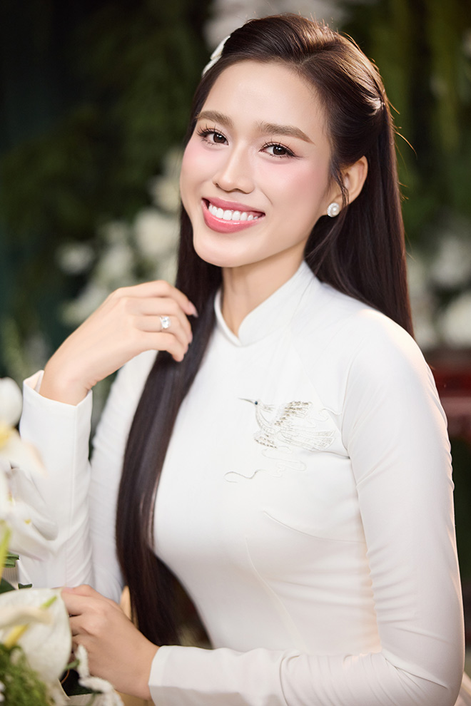 Do Thi Ha chon ao dai trang don gian, khong cau ky. Anh: Nghe si cung cap