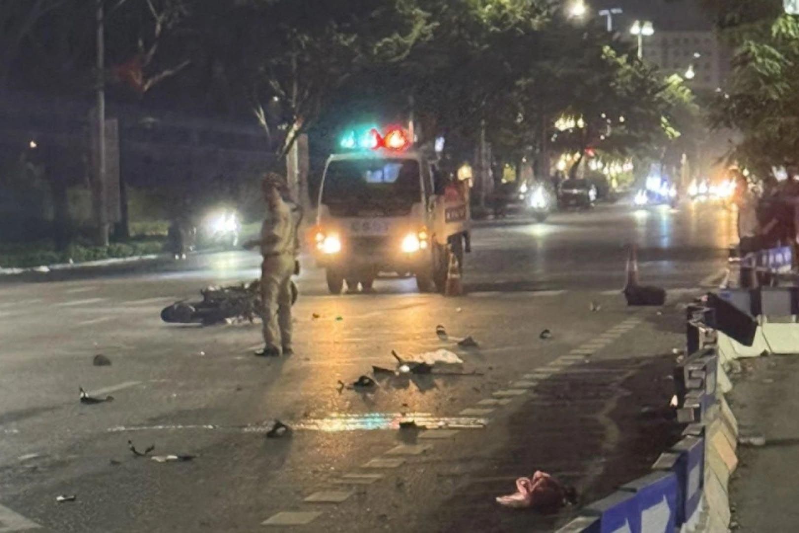 大型バイクがバイクに衝突し、1人が足を切断した事故現場。写真:交通警察 HN