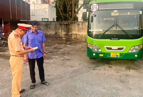 Policia de trafico multa a los autobuses en la ciudad de Ho Chi Minh. Foto: Policia de la ciudad de Ho Chi Minh
