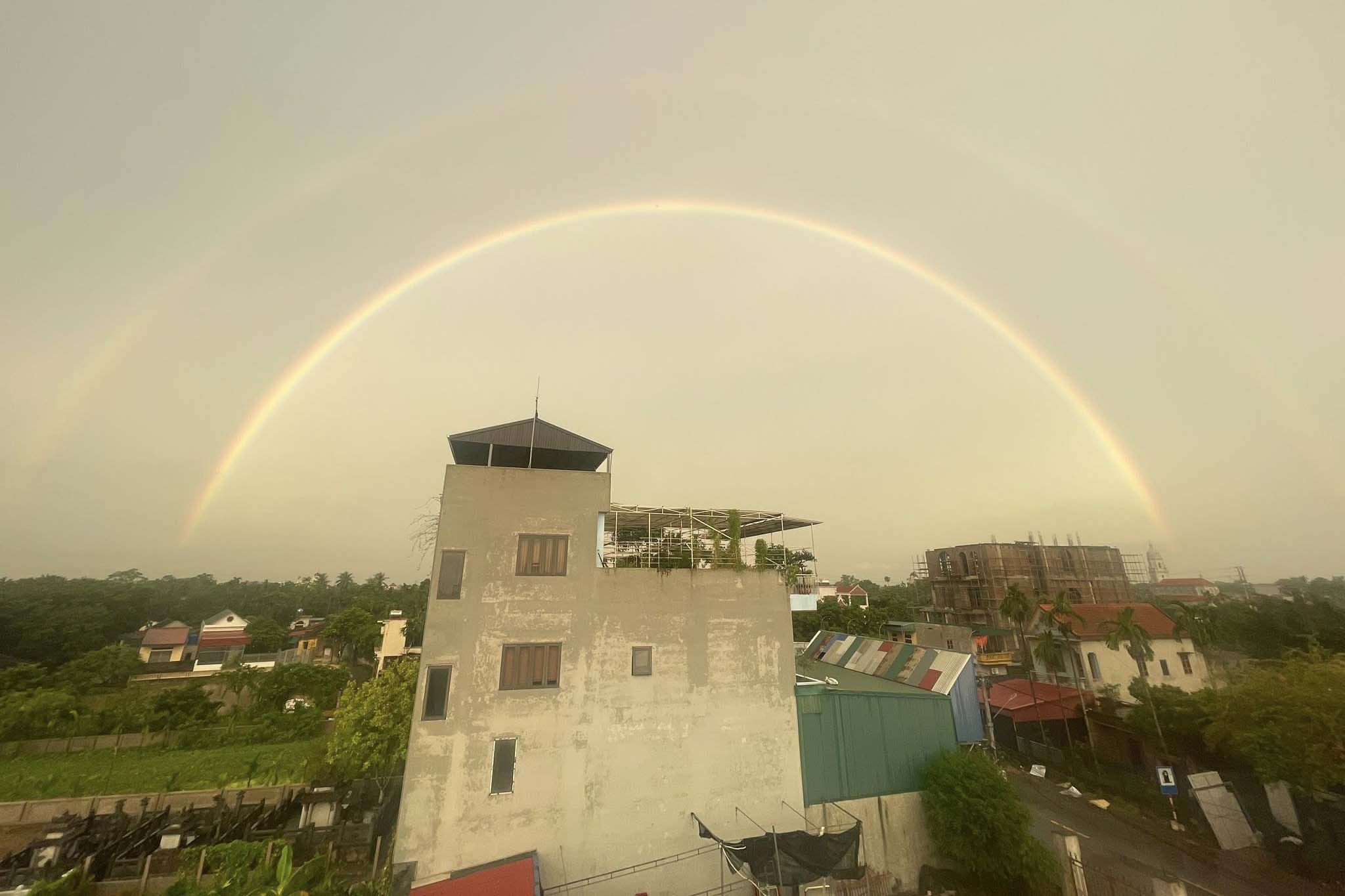 Cau vong doi xuat hien tren bau troi Ha Noi, sang 16.10. Anh:
