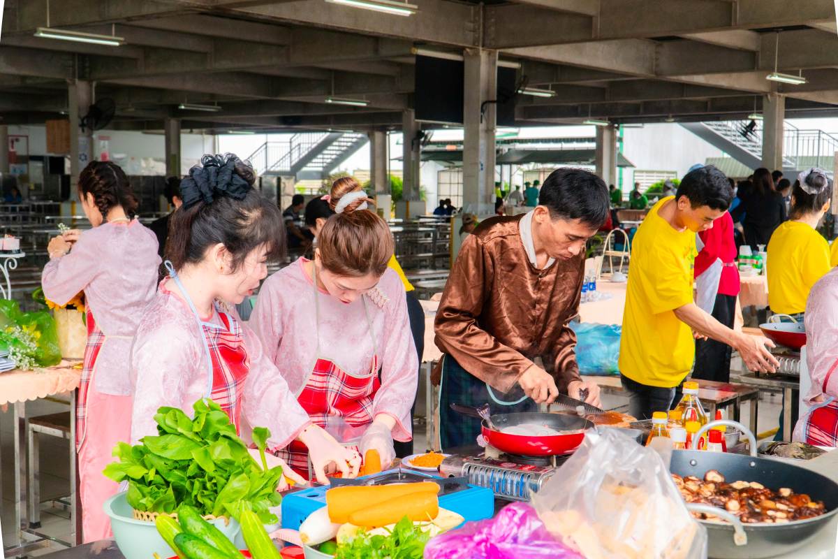 Cac to tap trung thuc hien cac mon an trong hoi thi.