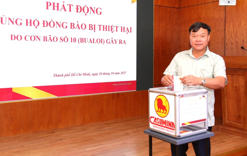 Mr. Nguyen Dinh Khoat - Party Committee Secretary, General Director of CASUMINA - supports people affected by storms and floods. Photo: Duc Long.