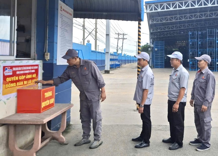 Nguoi lao dong cua CASUMINA dong gop ung ho dong bao bi thiet hai do bao lu gay ra. Anh: Duc Long.