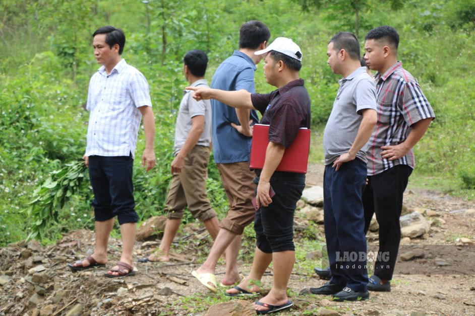 Doan So Cong thuong va lanh dao dia phuong, don vi chu dau tu cong trinh thuy dien Ban Kieng di thuc dia, kiem tra ve noi dung nguoi dan phan anh. Anh: Nhom PV.