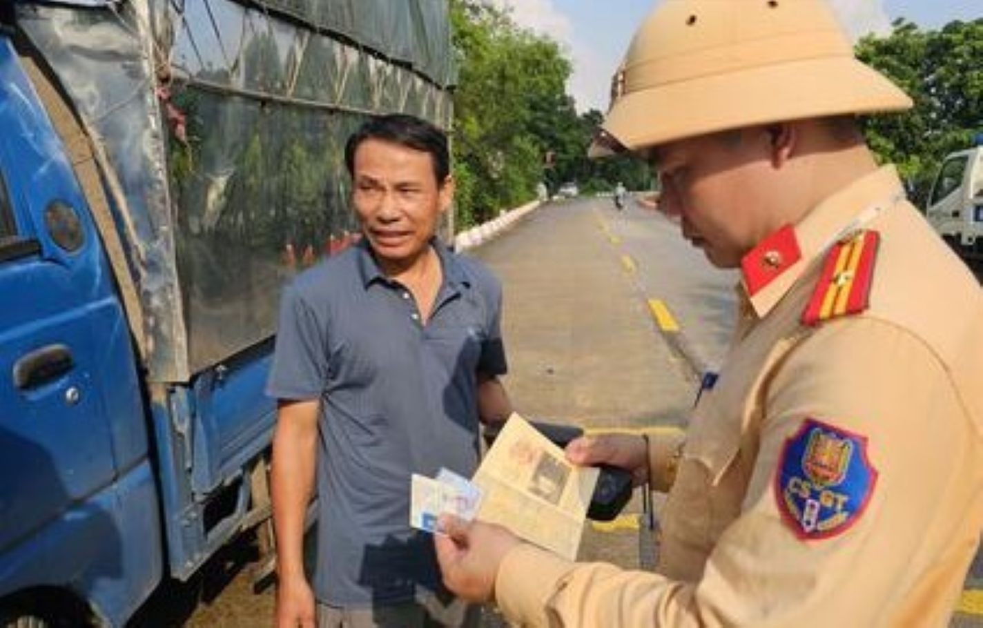 Việc kiểm tra, kiểm soát các phương tiện giao thông nhằm nâng cao ý thức chấp hành pháp luật của người dân. Ảnh: CATH