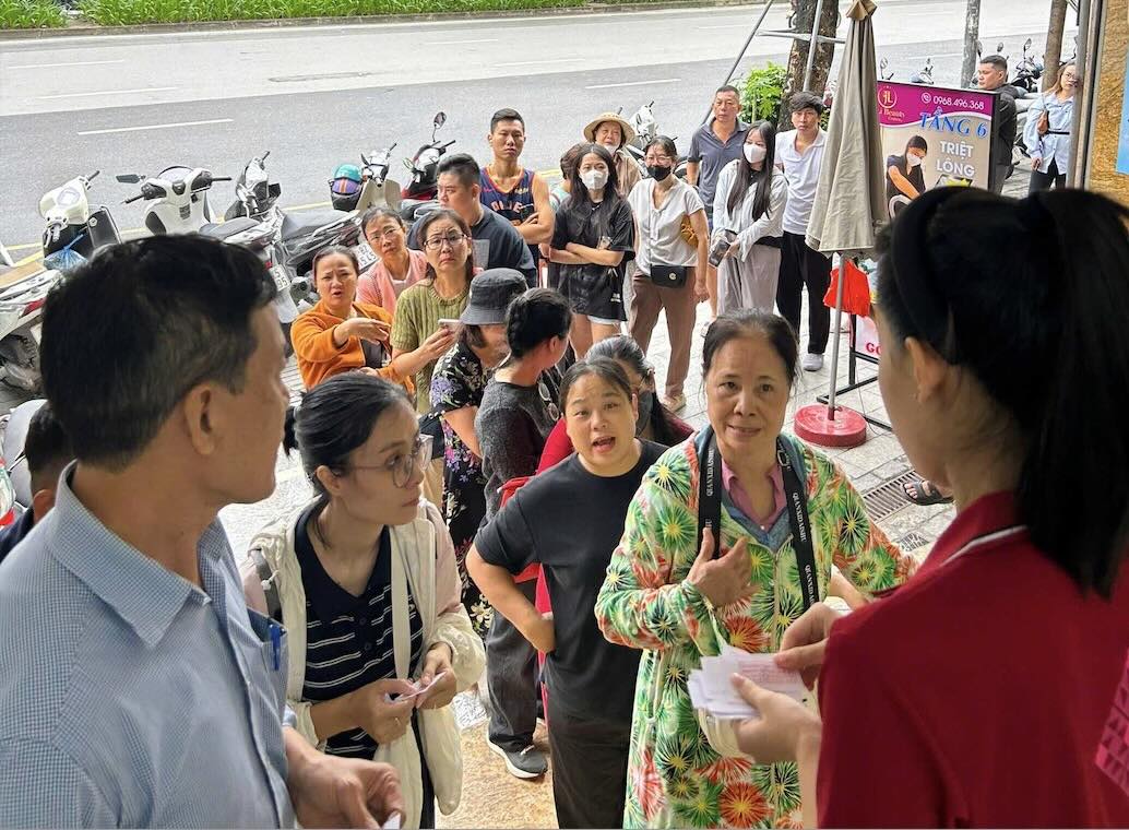 Nhieu nguoi xep hang tu sang som de lay so thu tu mua bac. Anh: Phan Anh