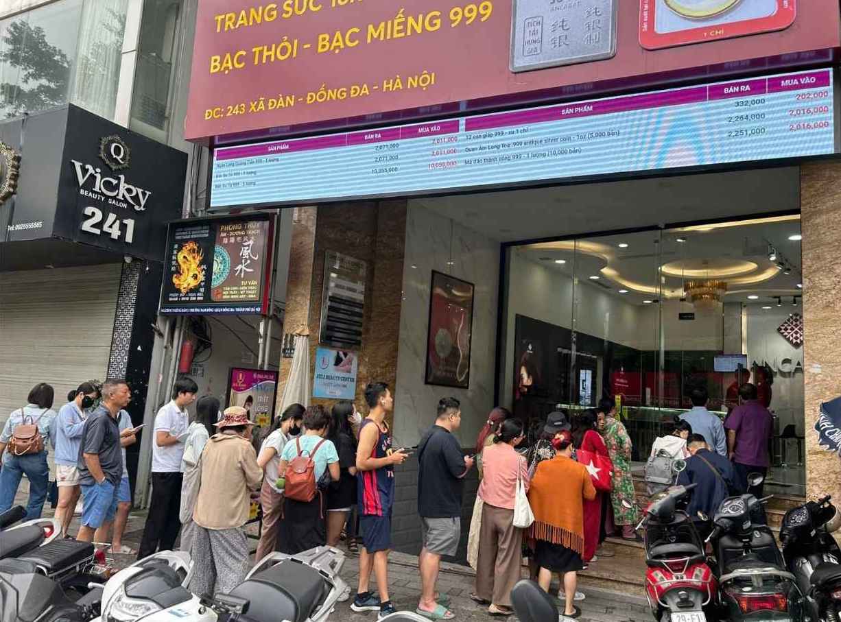 Ngay 16.10, nhieu nguoi xep hang truoc cua hang bac tai Ha Noi de cho mua. Anh: Phuong Anh