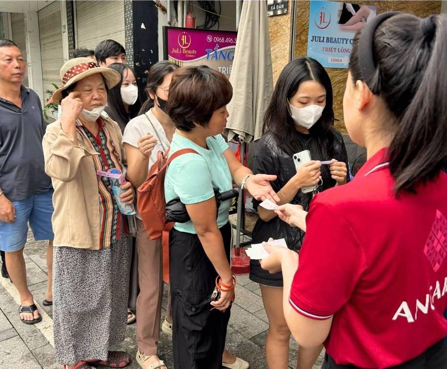 Luong khach den mua tang cao, cua hang phat phieu mua bac cho nguoi dan. Anh: Phuong Anh