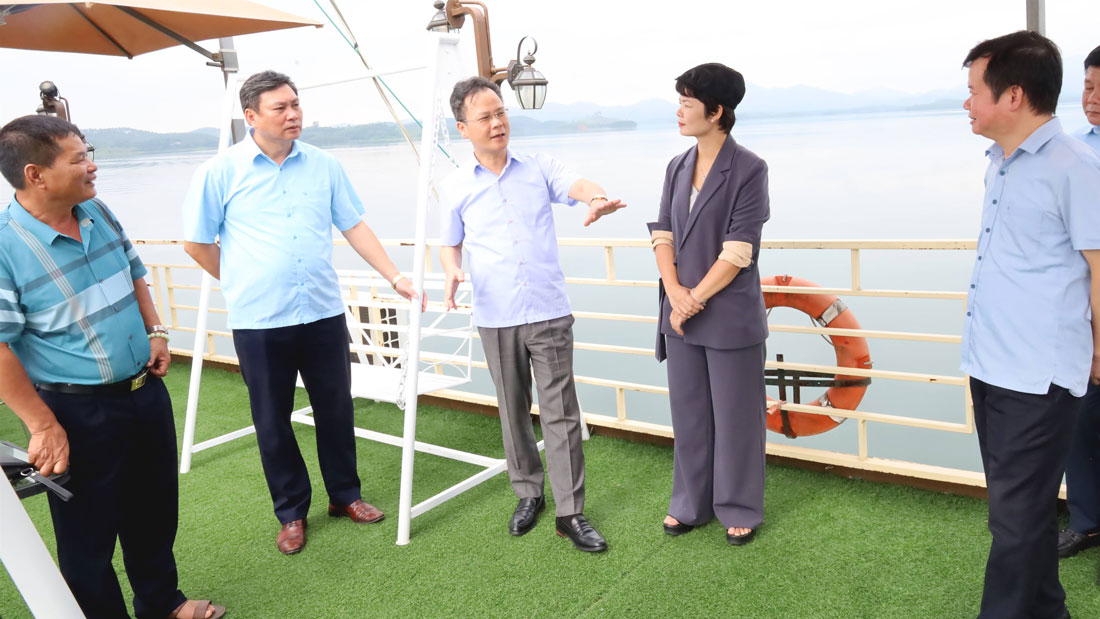 Pho Chu tich UBND tinh Lao Cai Nguyen Thanh Sinh cung doan cong tac kiem tra quy hoach Khu du lich quoc gia Ho Thac Ba. Anh: Nguyen Hien  