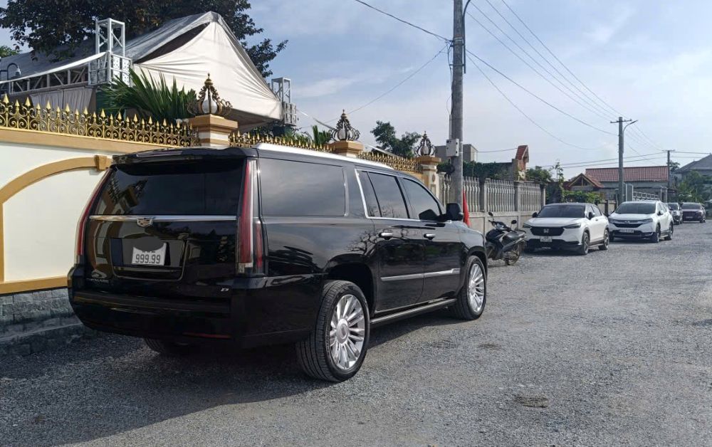 Chiec sieu xe Cadillac mang bien so ngu quy 99999 xuat hien tai le nap tai cua hoa hau Do Thi Ha va thieu gia Tap doan Son Hai. Anh: Quach Du