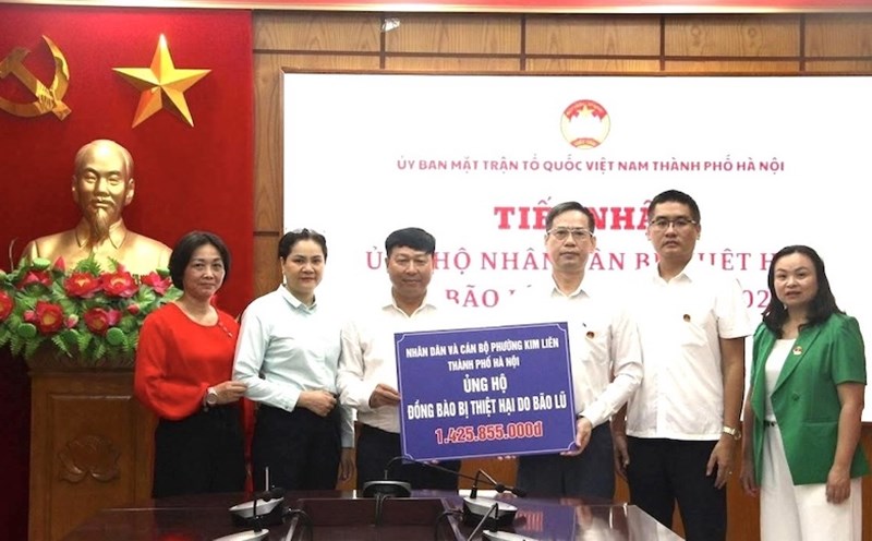 Representatives of Kim Lien ward leaders presented money to cadres, union members, workers and people in the area to support people affected by floods. Photo: CDP