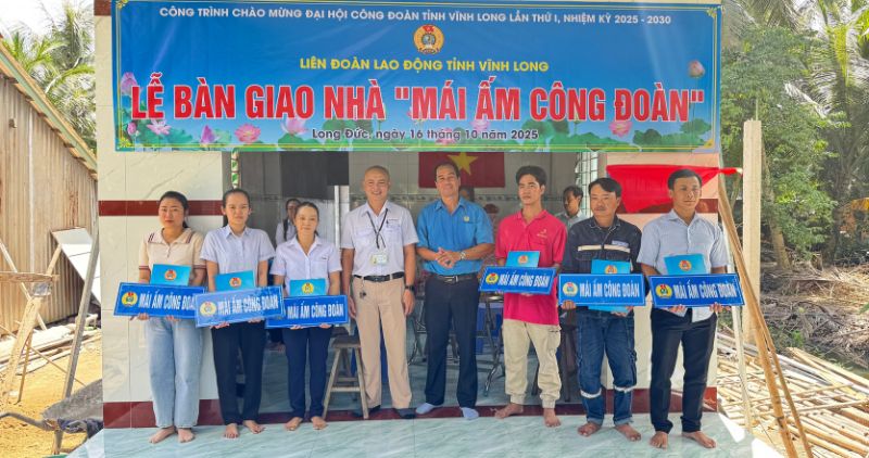 The Vinh Long Provincial Federation of Labor presented the decision and handed over 6 Union Shelters to union members in difficult circumstances. Photo: Hoang Loc