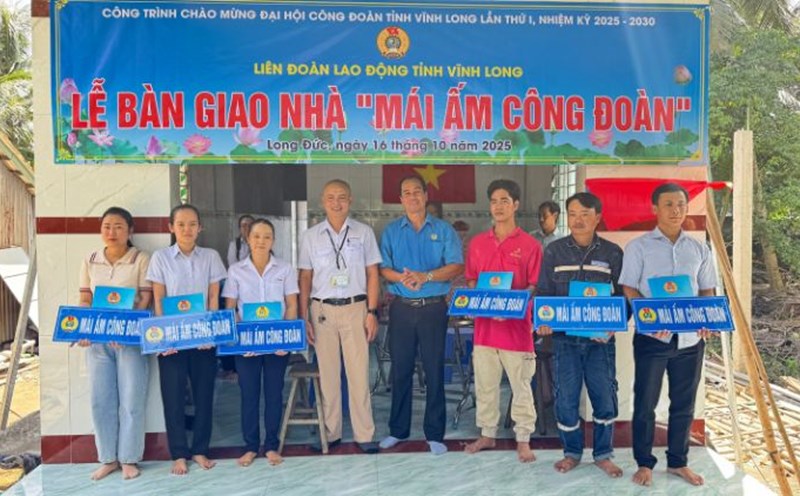 The Vinh Long Provincial Federation of Labor presented the decision and handed over 6 Union Shelters to union members in difficult circumstances. Photo: Hoang Loc
