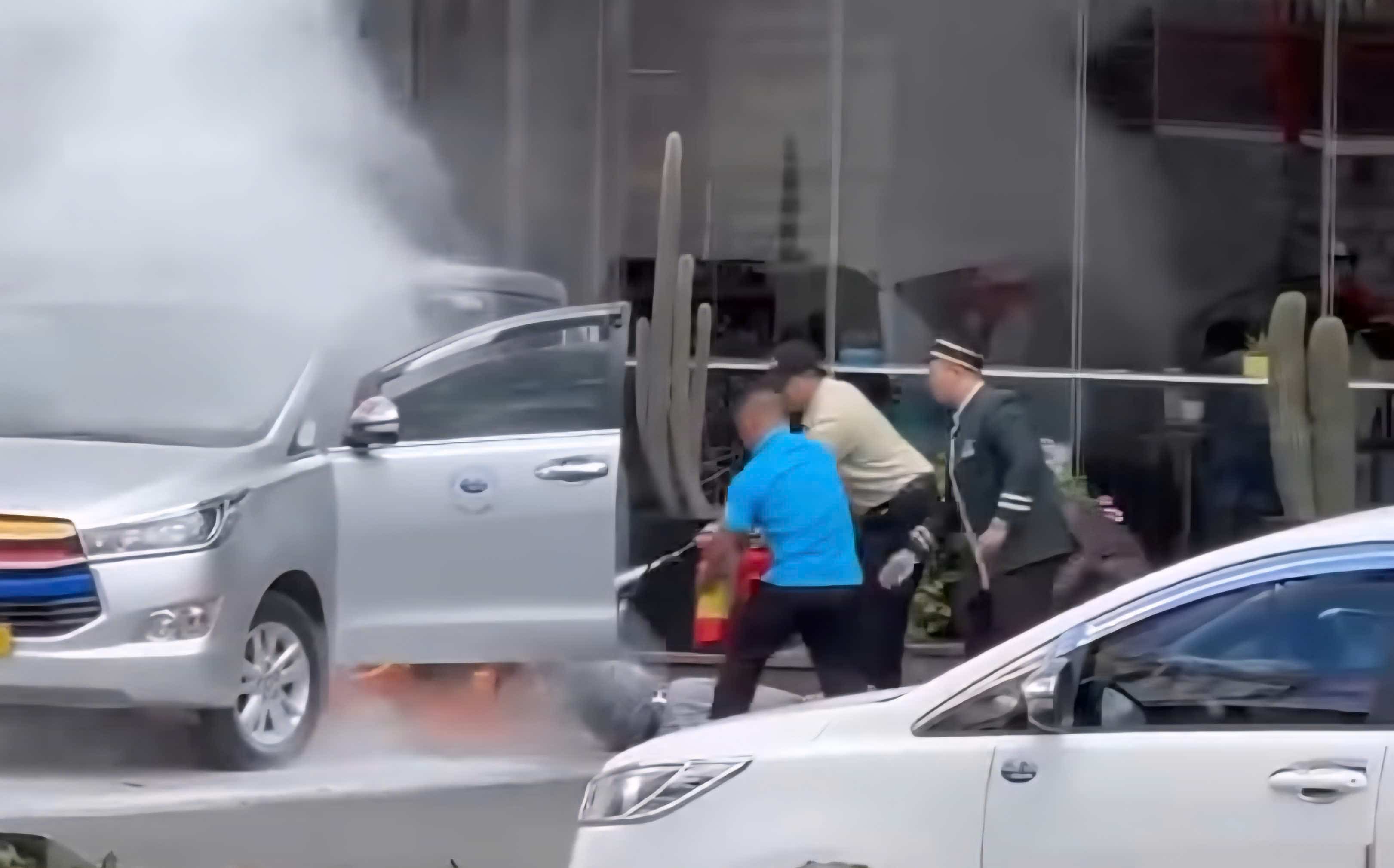 Hotel staff and people in Da Lat (Lam Dong) promptly rescued the driver trapped in a burning taxi. Photo: Cut from clip