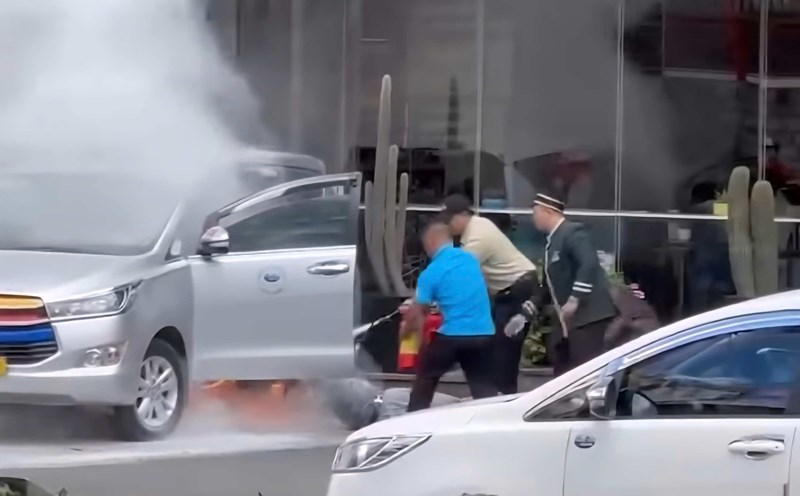Hotel staff and people in Da Lat (Lam Dong) promptly rescued the driver trapped in a burning taxi. Photo: Cut from clip