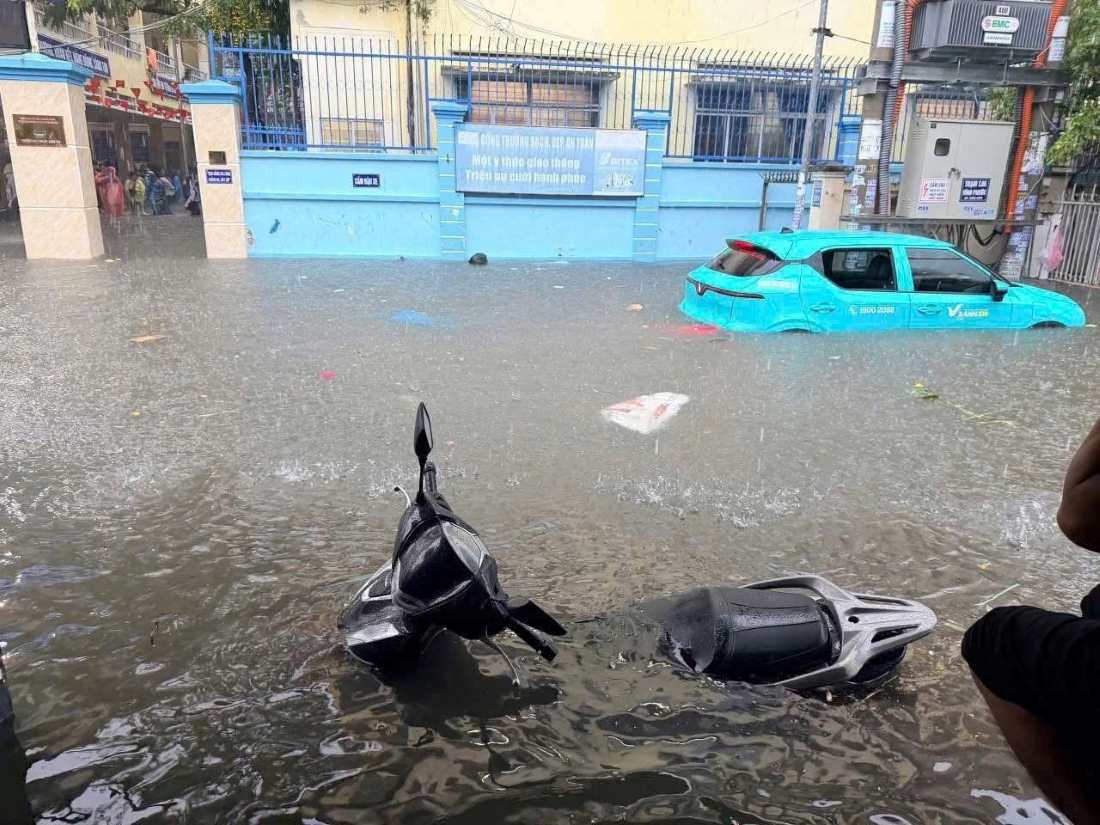 Truoc dien bien mua, ngap  ngay sang 16.10, So Giao duc va Dao tao tinh Khanh Hoa yeu cau cac truong, cac don vi theo doi sat tinh hinh dien bien thoi tiet, chu dong cho hoc sinh nghi hoc, tuyet doi khong to chuc day hoc, cac hoat dong giao duc cho hoc sinh khi khong dam bao an toan. Anh: Mai Tran