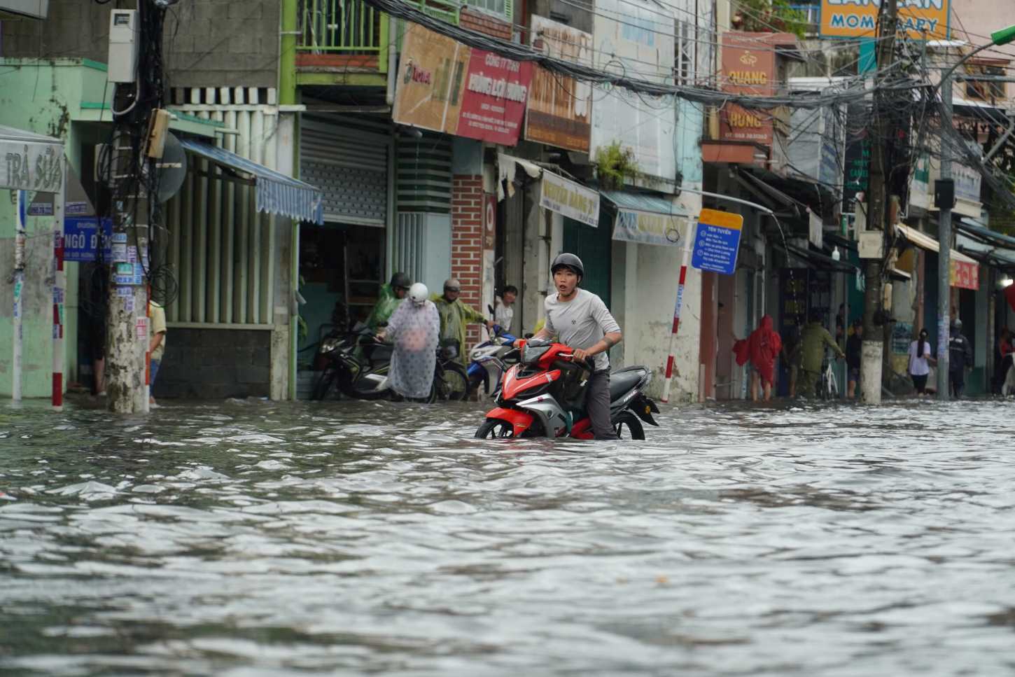 Dau duong Ngo Den, phuong Bac Nha Trang, nuoc ngap khoang 40cm. Anh: Huu Long