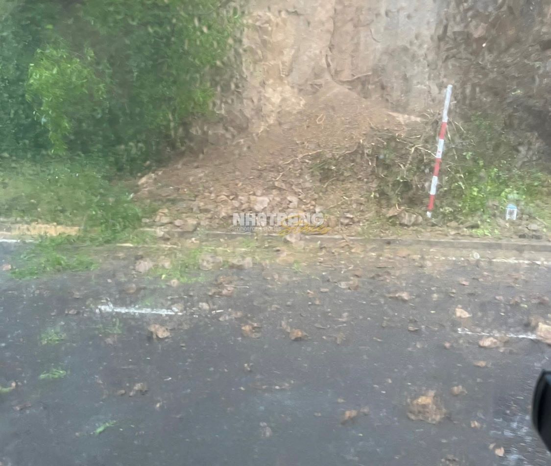 Tren khu vuc duong Pham Van Dong doan qua deo Luong Son xuat hien tinh trang sat lo. Theo Trung tam du bao khi tuong thuy van quoc gia canh bao, thoi tiet tinh Khanh Hoa tiep tuc co mua, voi luong mua tich luy pho bien tu 20-40mm, co noi tren 60mm. Anh: Nha Trang