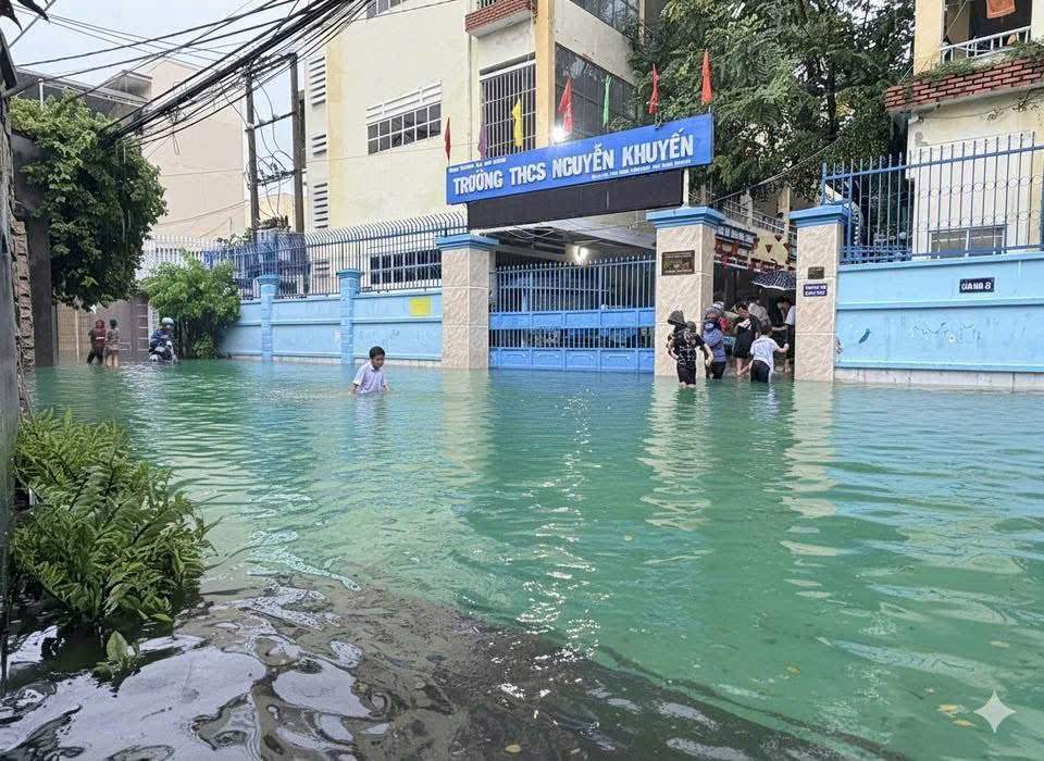 Khu vuc truong tieu hoc Nguyen Khuyen nuoc bat dau dang cao tu som. Nha truong da chu dong cho hoc sinh nghi hoc som. Anh: Mai Tran