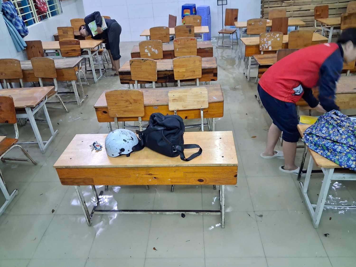 Truong Tieu hoc Phuoc Long 2, phuong Nam Nha Trang nuoc ngap vao khu vuc tang tret nen Nha truong chu dong cho cac em hoc sinh khoi 1 nghi hoc. Anh: Phuong Linh