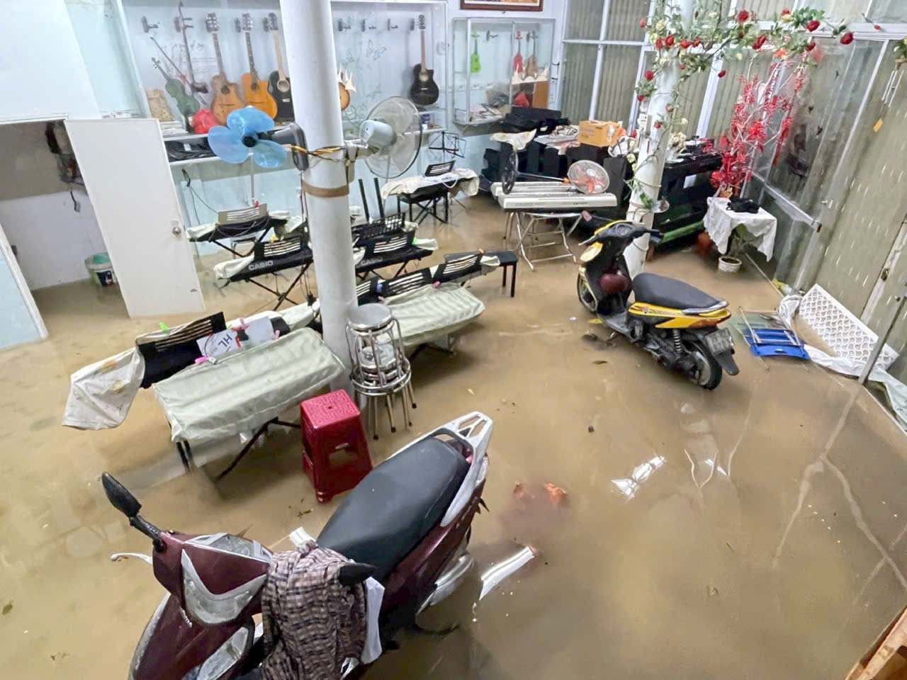 ha cua mot nguoi dan tren duong 2/4 doan qua Lang tre em SOS ngap trong sang 16.10. Anh: Mai Tran