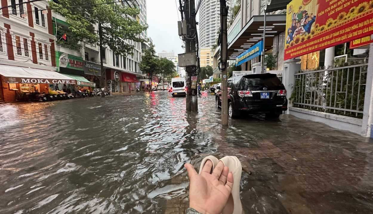 Duong Hung Vuong, phuong Nha Trang ngap cuc bo sau tran mua sang som 16.10. Anh: Phuong Linh