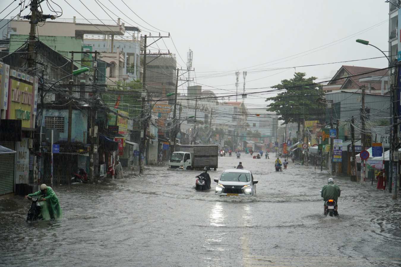 폭우로 인해 Khanh Hoa의 일부 도로가 심하게 침수되었습니다. 사진: Huu Long