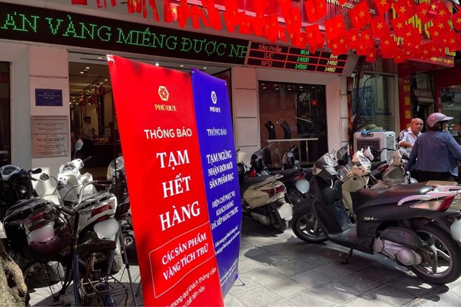 Giá bạc tăng trở lại, người mua xếp hàng lấy phiếu, đợi 100 ngày nhận hàng