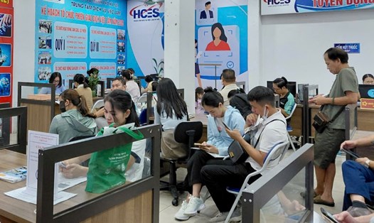 Lao động chờ làm thủ tục bảo hiểm thất nghiệp tại Trung tâm Dịch vụ việc làm Hà Nội. Ảnh: Quỳnh Chi