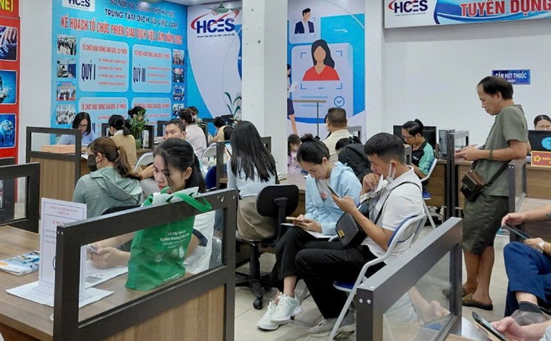 Workers waiting to complete unemployment insurance procedures at the Hanoi Employment Service Center. Photo: Quynh Chi