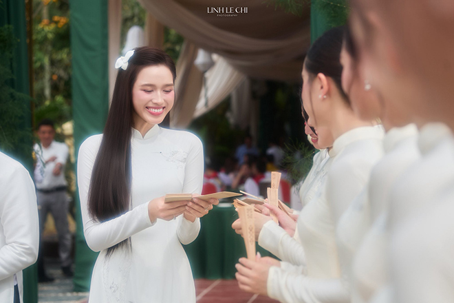 Do Thi Ha hanh phuc khi duoc ban be lam phu dau.