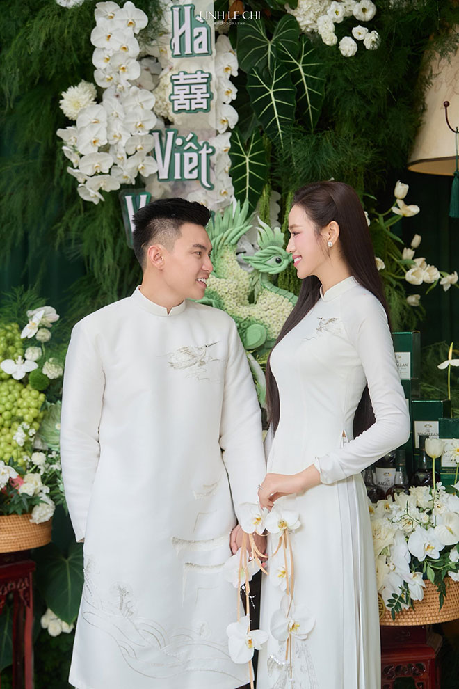 Cap doi trao nhau anh nhin triu men.