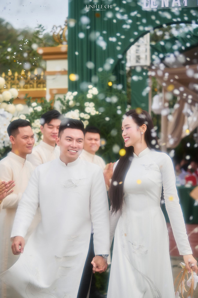 Hinh anh Do Thi Ha va chu re Viet Vuong trong ngay vui.