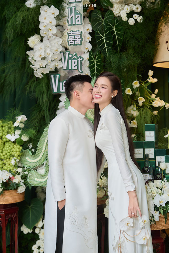 Chu re Viet Vuong khe thom nhe len ma co dau.