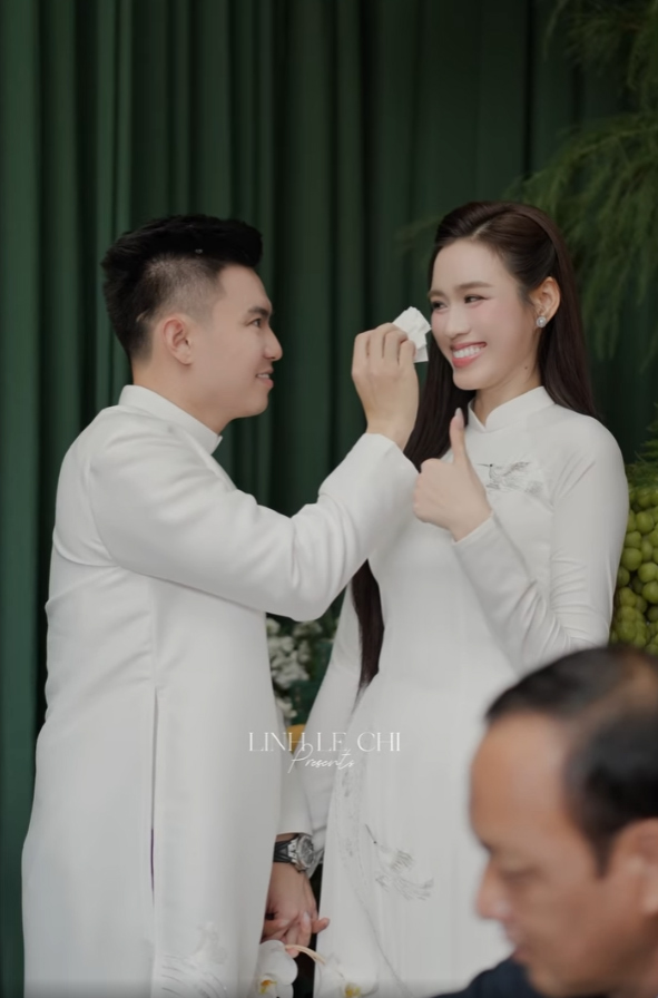 Chu re Viet Vuong “ghi diem” khi an can quan tam co dau Do Ha.