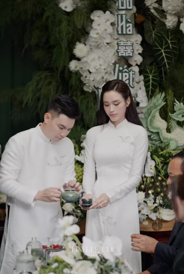 Do Thi Ha va Viet Vuong cung rot tra moi bo me, nguoi than ho hang hai ben.