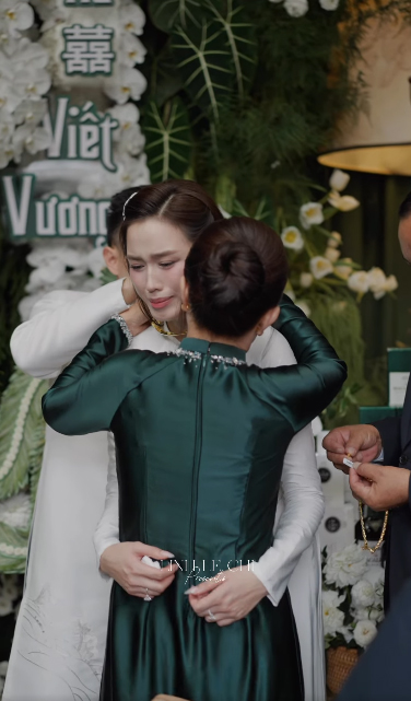 Nang hau om me rung rung vi xuc dong.
