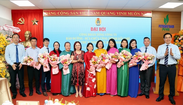 The leaders of Petrovietnam Trade Union congratulated the new PVMR Executive Committee of the Trade Union with the goal of continuing to do a good job of caring for and protecting the legitimate and legal rights of workers. Photo: CDP