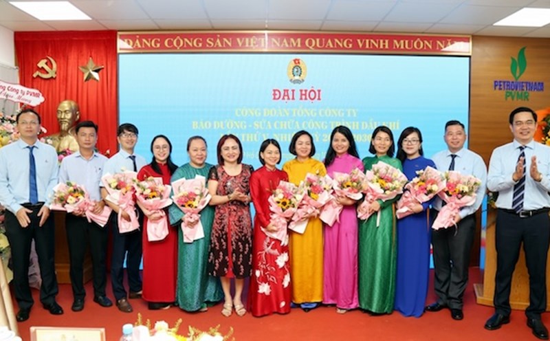 The leaders of Petrovietnam Trade Union congratulated the new PVMR Executive Committee of the Trade Union with the goal of continuing to do a good job of caring for and protecting the legitimate and legal rights of workers. Photo: CDP