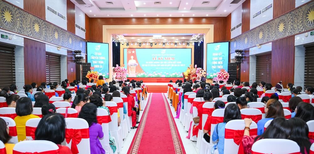 Ceremonia de celebracion del 95 aniversario de la fundacion de la Union de Mujeres de Vietnam y reunion con miembros del Comite Ejecutivo de la Union a lo largo de los tiempos. Foto: Thanh Cuong