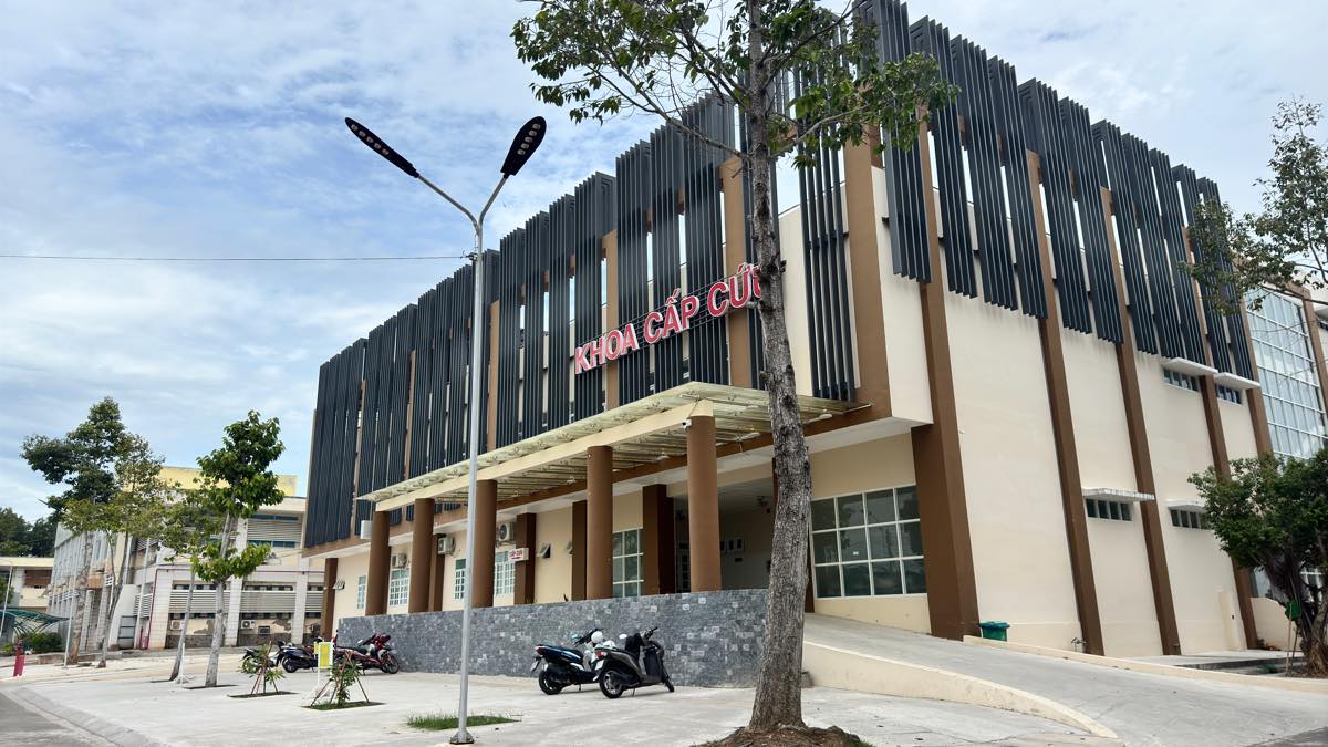 Cac benh nhan nghi bi ngo doc do an ca noc duoc dua den benh vien da khoa Binh Thuan cap cuu. Anh: Duy Tuan
